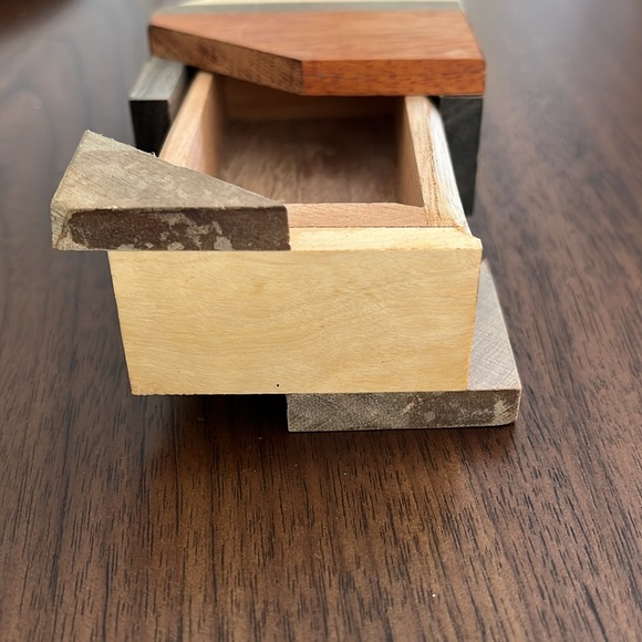 Wooden keepsake box from Cuba - Picture 9 of 10